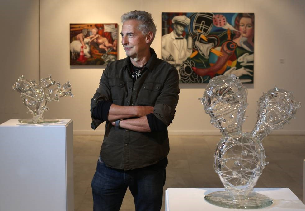 Conoce las destacadas esculturas pop en vidrio del artista Barry Wolfryd