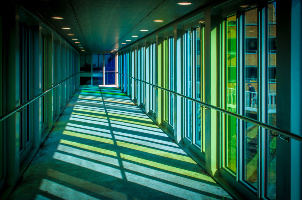 Descubre el Mundo del Vidrio de Color en la Arquitectura Moderna